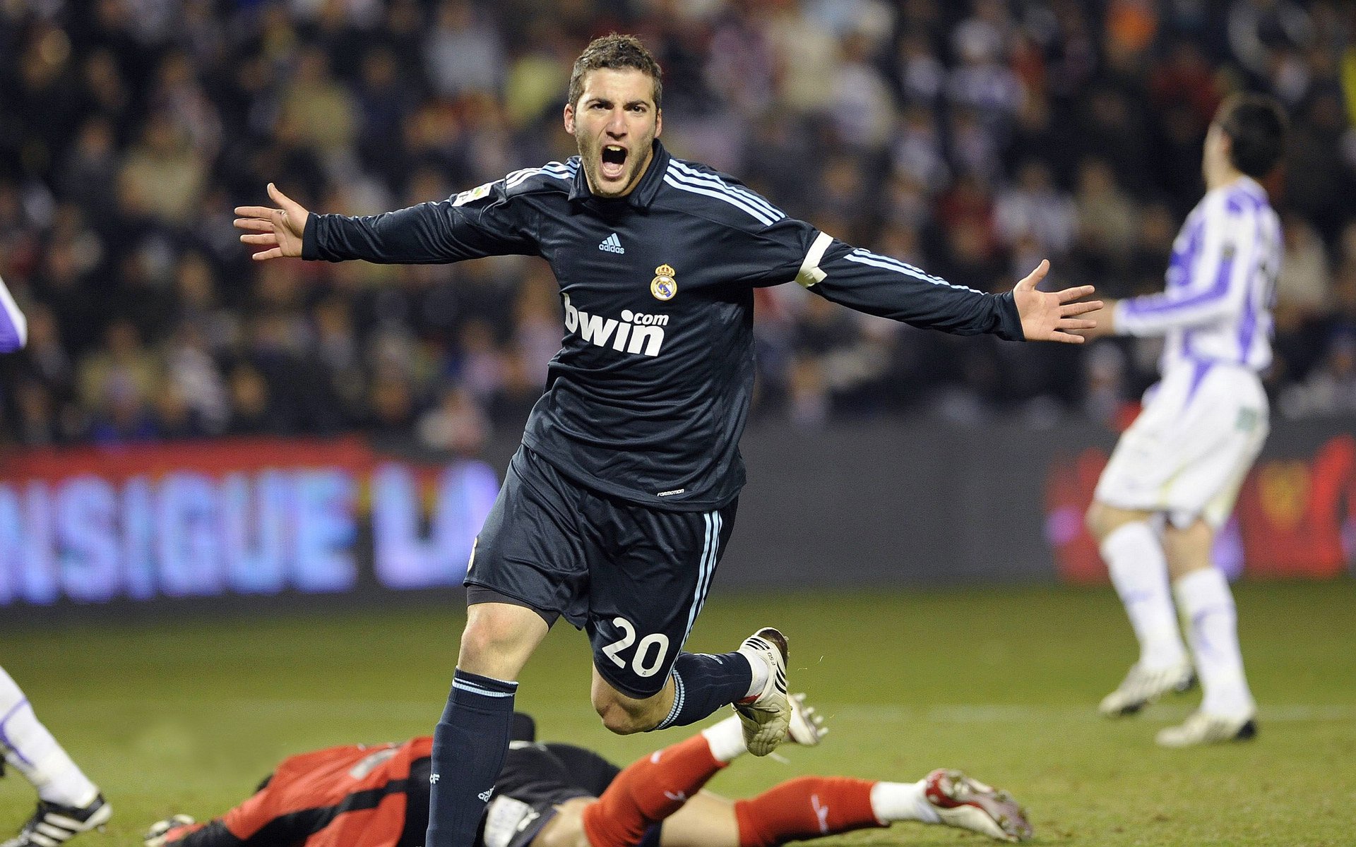 “冲刺时刻！武汉马拉松赛场谁能成就辉煌？”