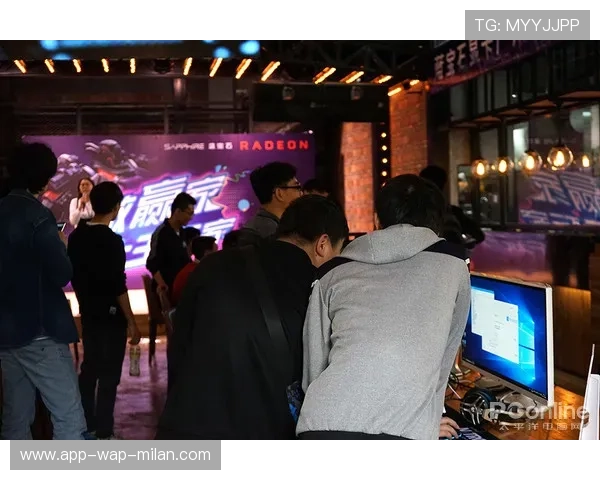 “现场气氛火爆,粉丝热情助威让比赛气场升华”,比赛现场氛围热烈 “现场气氛火爆,粉丝热情助威让比赛气场升华”,比赛现场氛围热烈